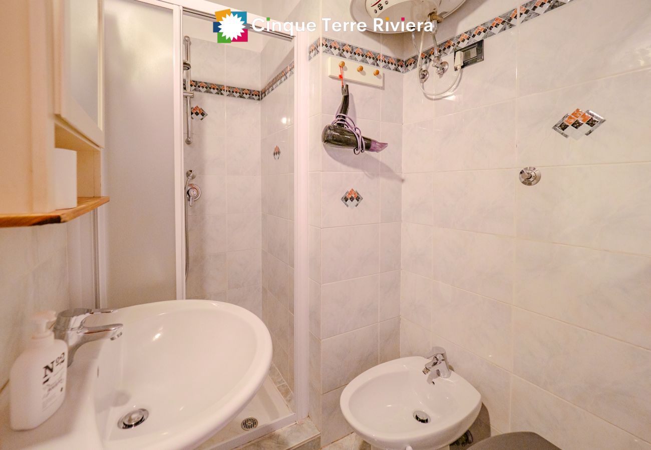 Appartamento a Vernazza - Casa Teresa with AC and Sea View Balcony