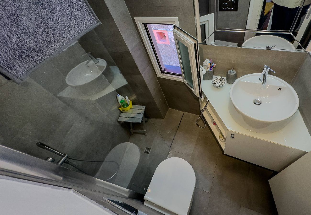 Appartamento a Vernazza - La Maison de la Mer with Terrace and AC