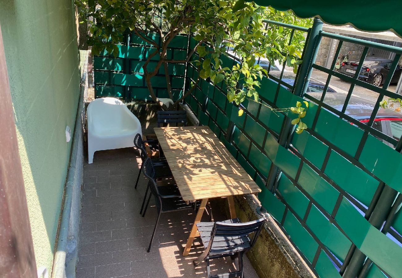 Ferienwohnung in Monterosso al Mare - Fetta di Limone Apartment with AC and Patio