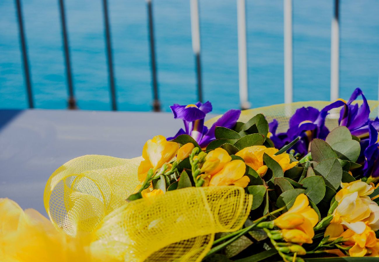 Ferienwohnung in Manarola - La Lampara Sea View Terrace Apartment with AC