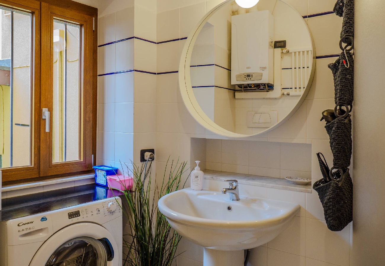 Ferienwohnung in Manarola - La Lampara Sea View Terrace Apartment with AC