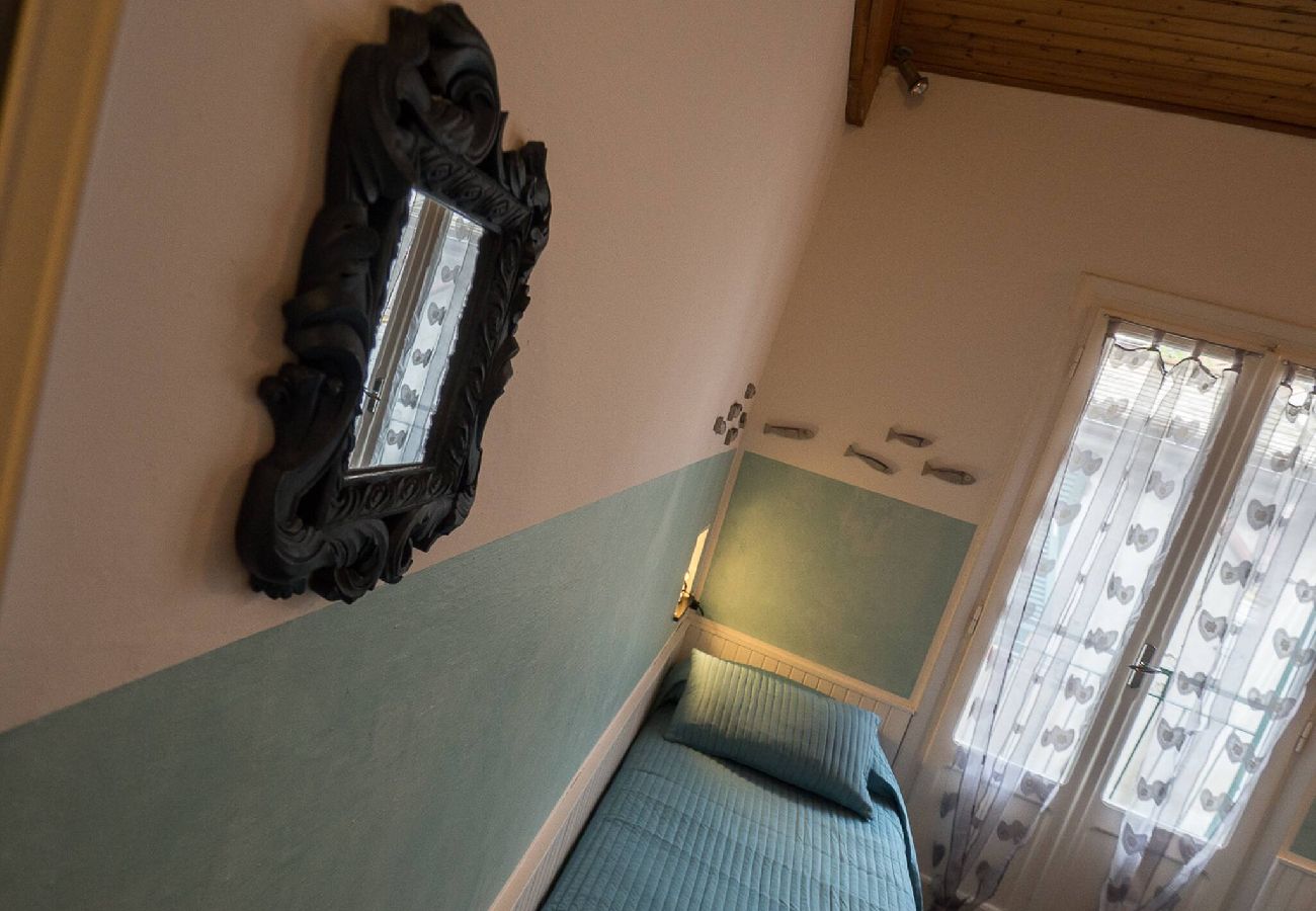 Ferienwohnung in Vernazza - Recanissu Apartment with Balcony & AC