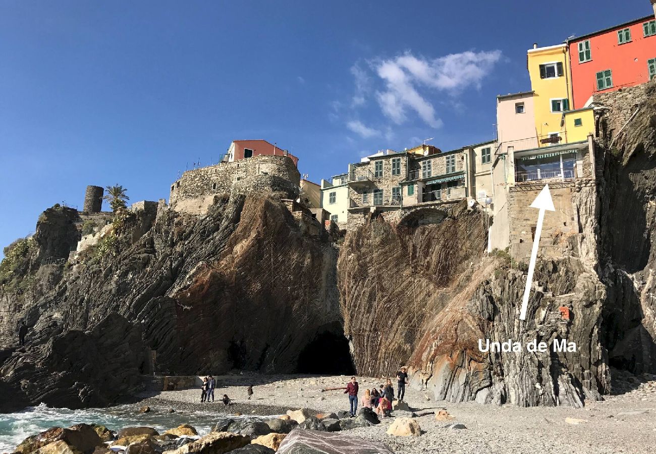 Ferienwohnung in Vernazza - Unda de Ma Apartment with AC & Sea View Balcony