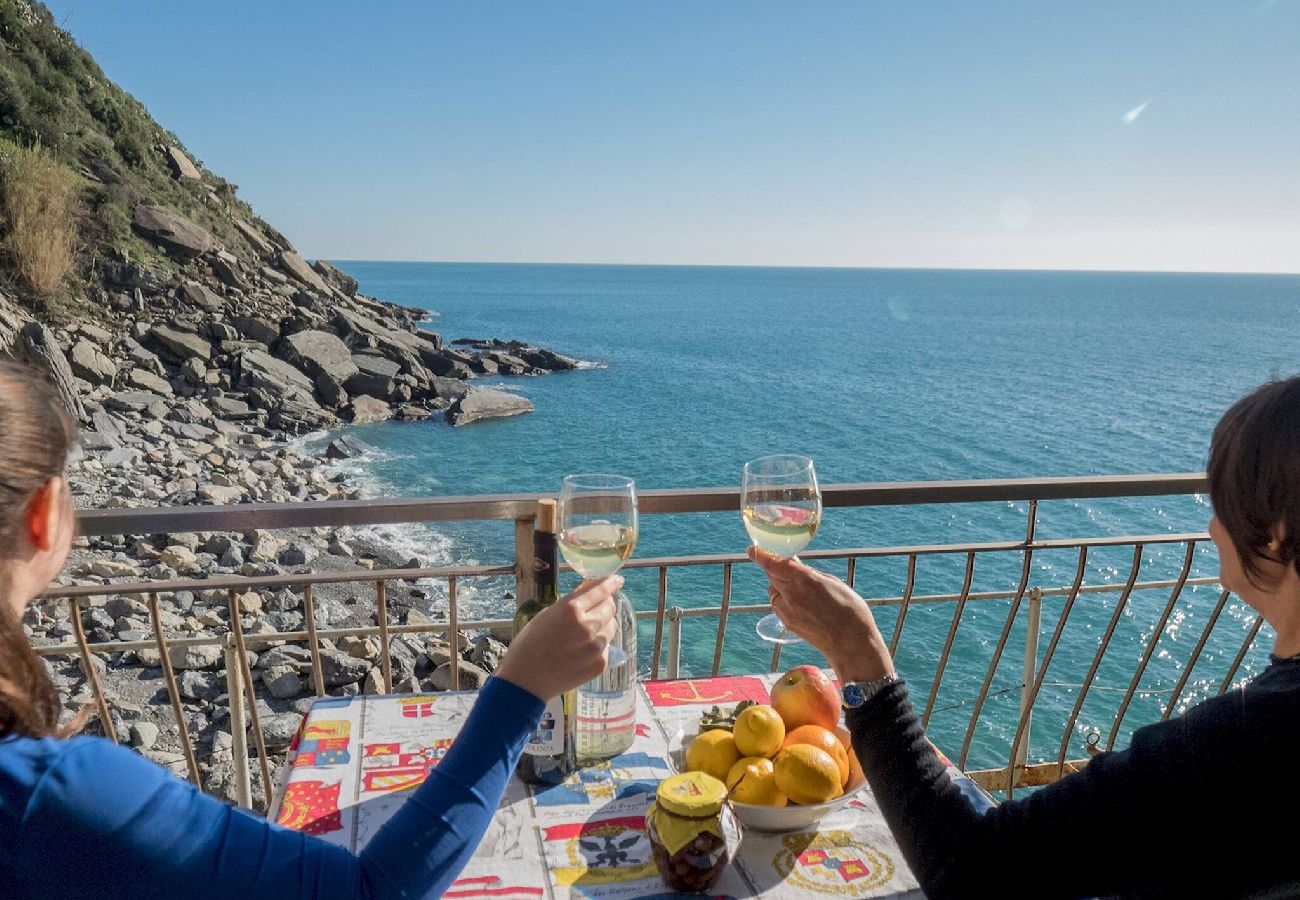 Ferienwohnung in Vernazza - Unda de Ma Apartment with AC & Sea View Balcony
