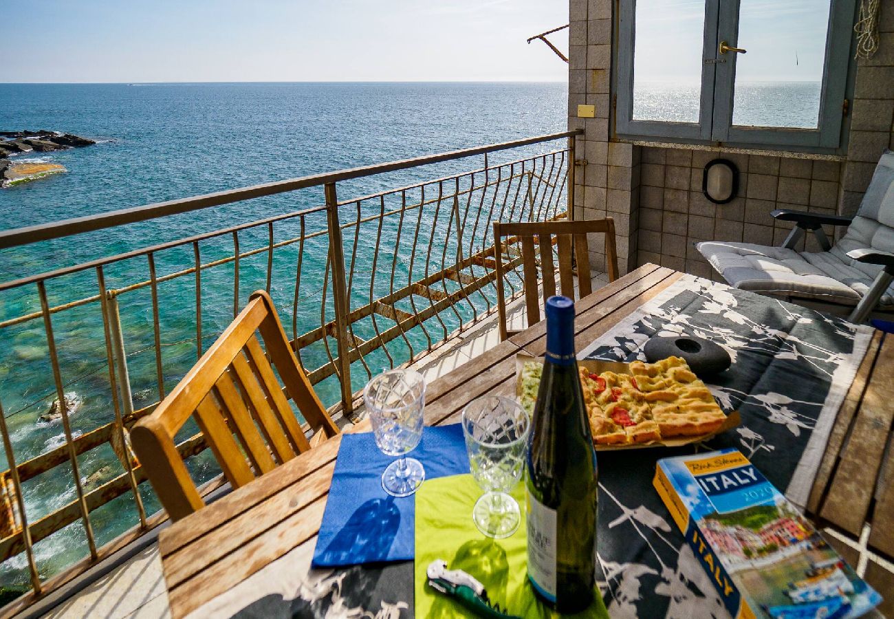 Ferienwohnung in Vernazza - Unda de Ma Apartment with AC & Sea View Balcony