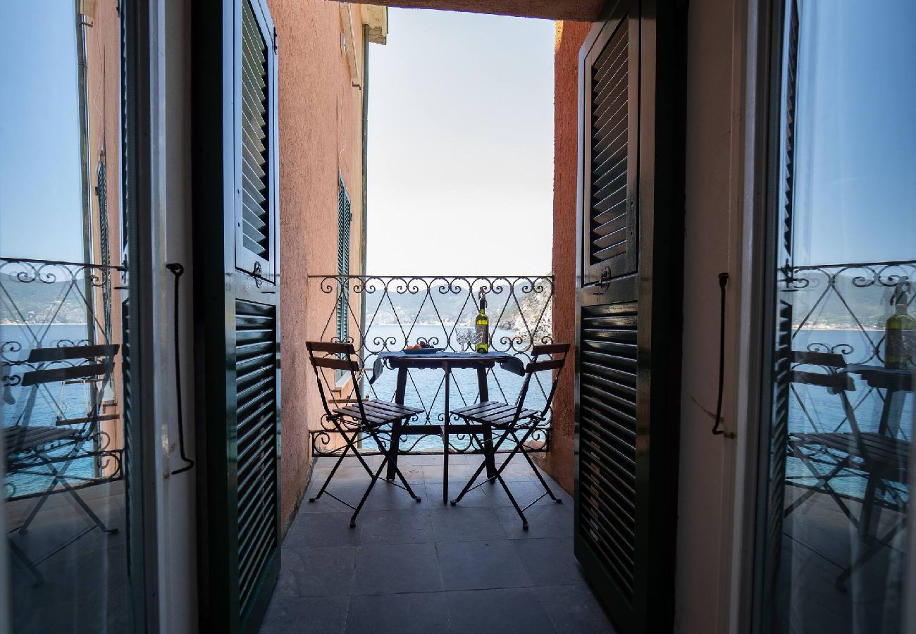 Ferienwohnung in Vernazza - Ventegà Sea View Apartment with Balcony