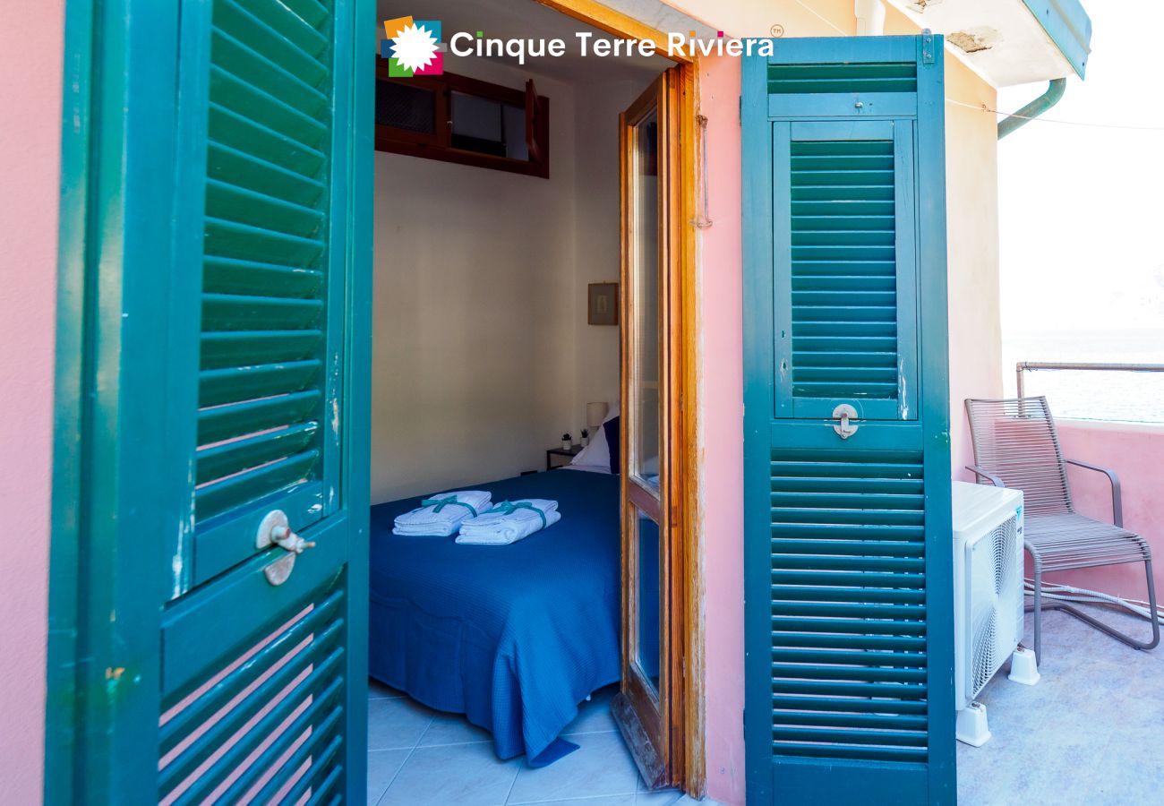 Apartment in Vernazza - Casa Teresa with AC and Sea View Balcony