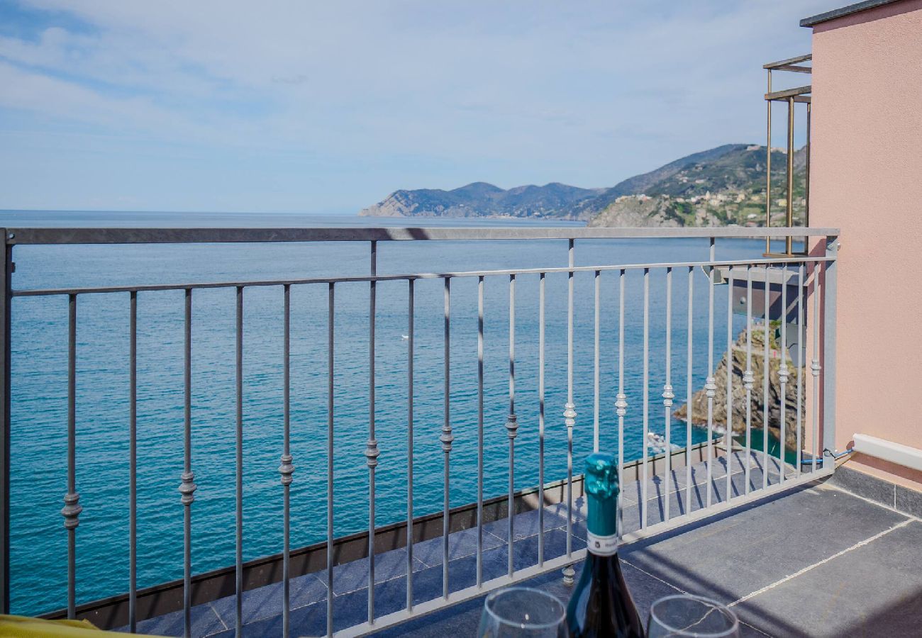 Apartment in Manarola - La Lampara Sea View Terrace Apartment with AC