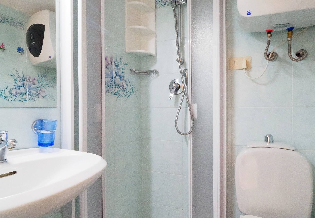 Rent by room in Vernazza - Picagetta Tiny Room with AC