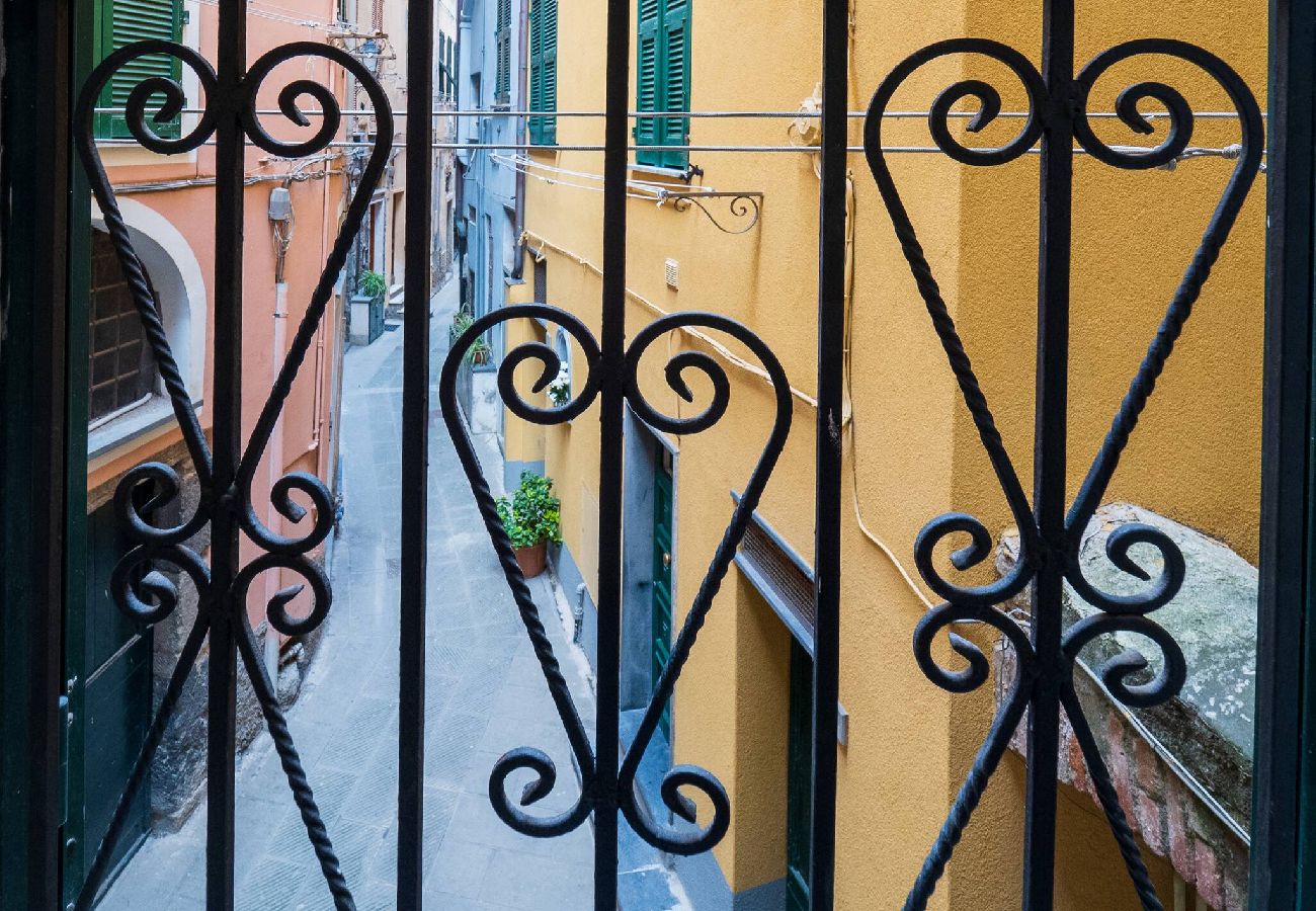 Rent by room in Vernazza - Picagetta Tiny Room with AC