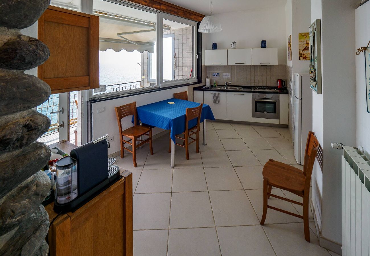 Apartment in Vernazza - Unda de Ma Apartment with AC & Sea View Balcony