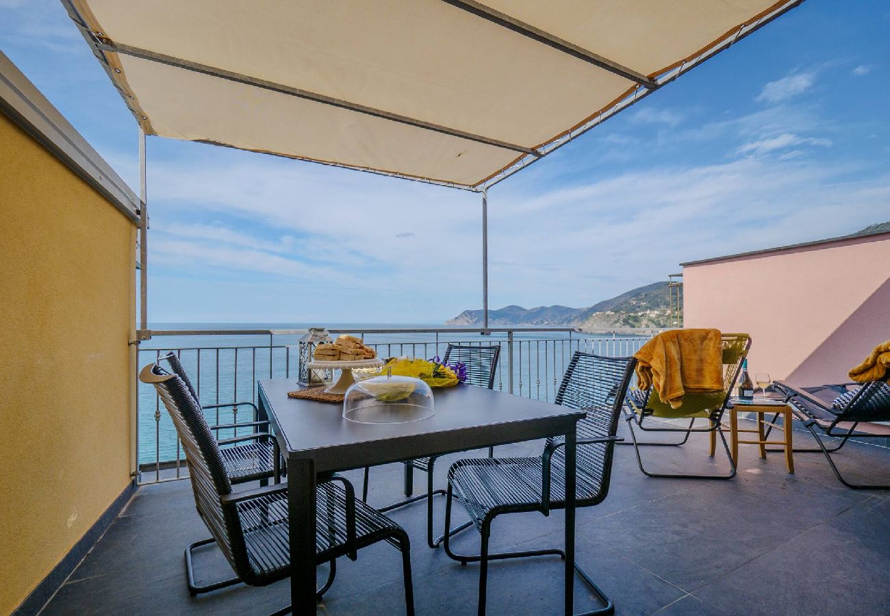 Apartamento en Manarola - La Lampara Sea View Terrace Apartment with AC