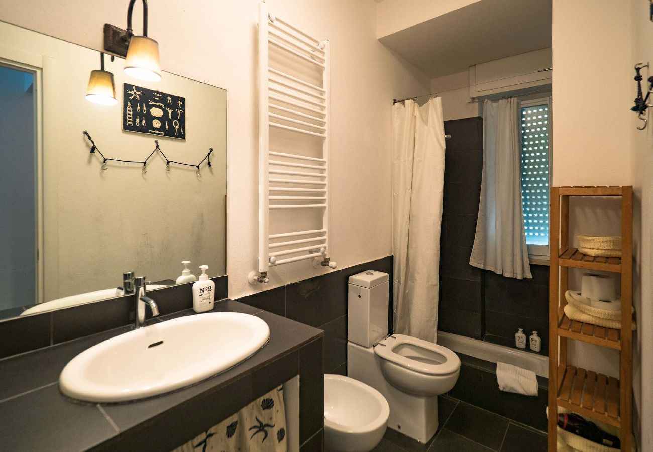 Apartamento en Monterosso al Mare - Sciacchetrà Apartment with AC & Patio