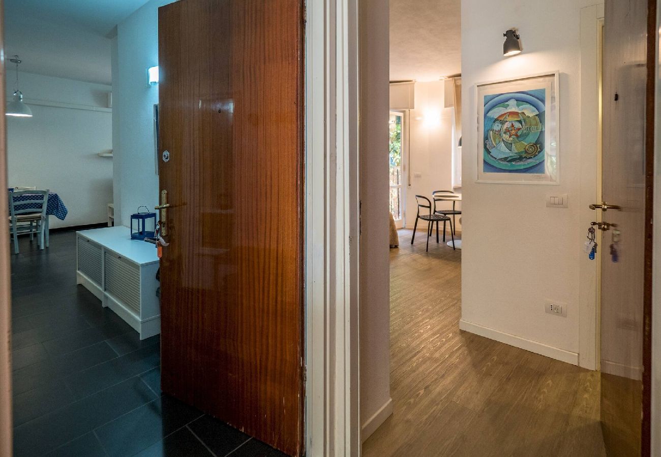 Apartamento en Monterosso al Mare - Sciacchetrà Apartment with AC & Patio