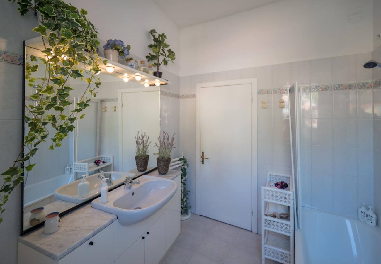 Apartamento en Vernazza - Recanissu Apartment with Balcony & AC