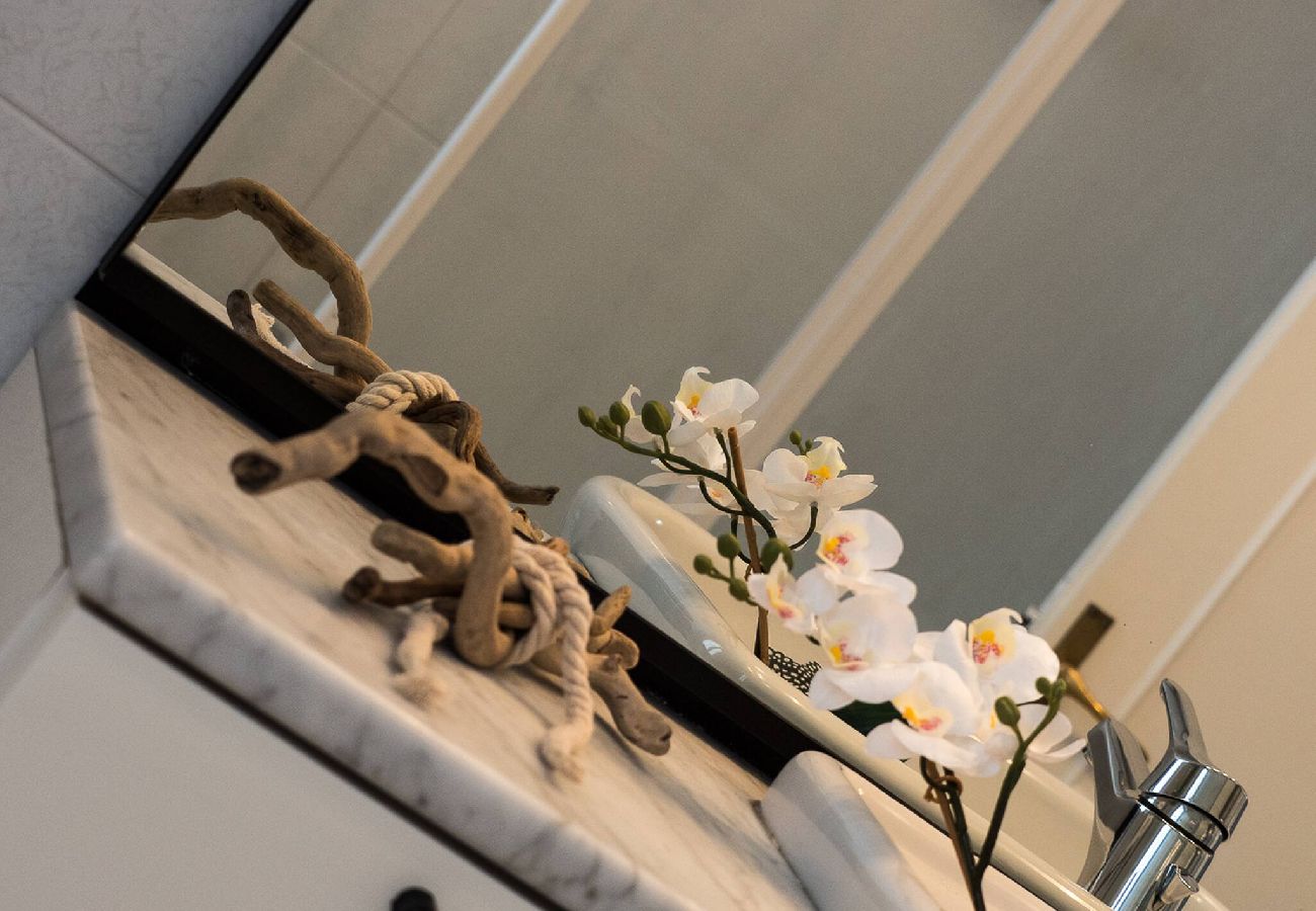 Apartamento en Vernazza - Recanissu Apartment with Balcony & AC