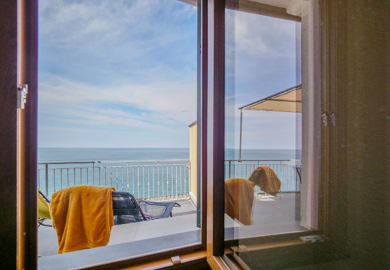 Apartamento em Manarola - La Lampara Sea View Terrace Apartment with AC