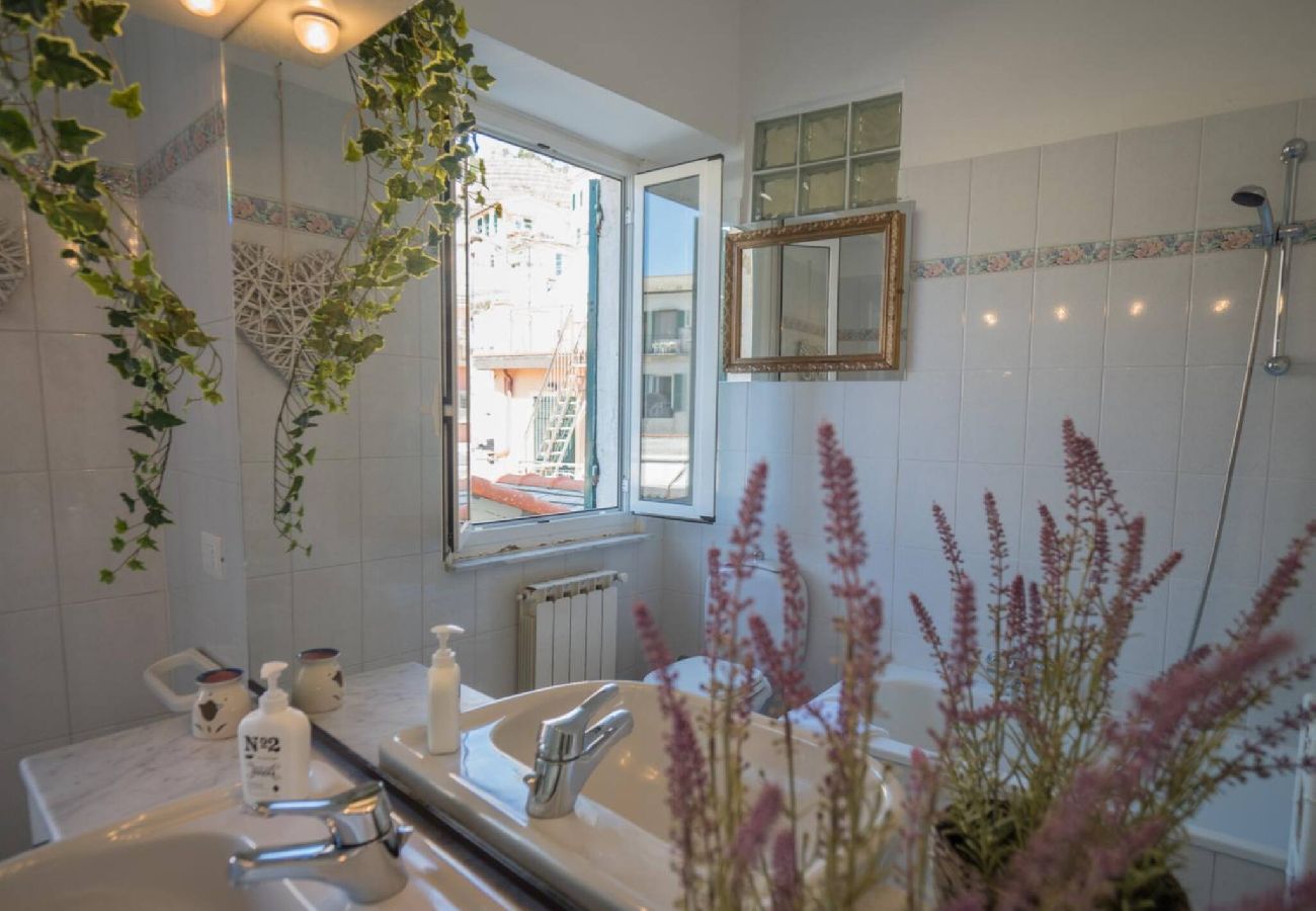 Apartamento em Vernazza - Recanissu Apartment with Balcony & AC