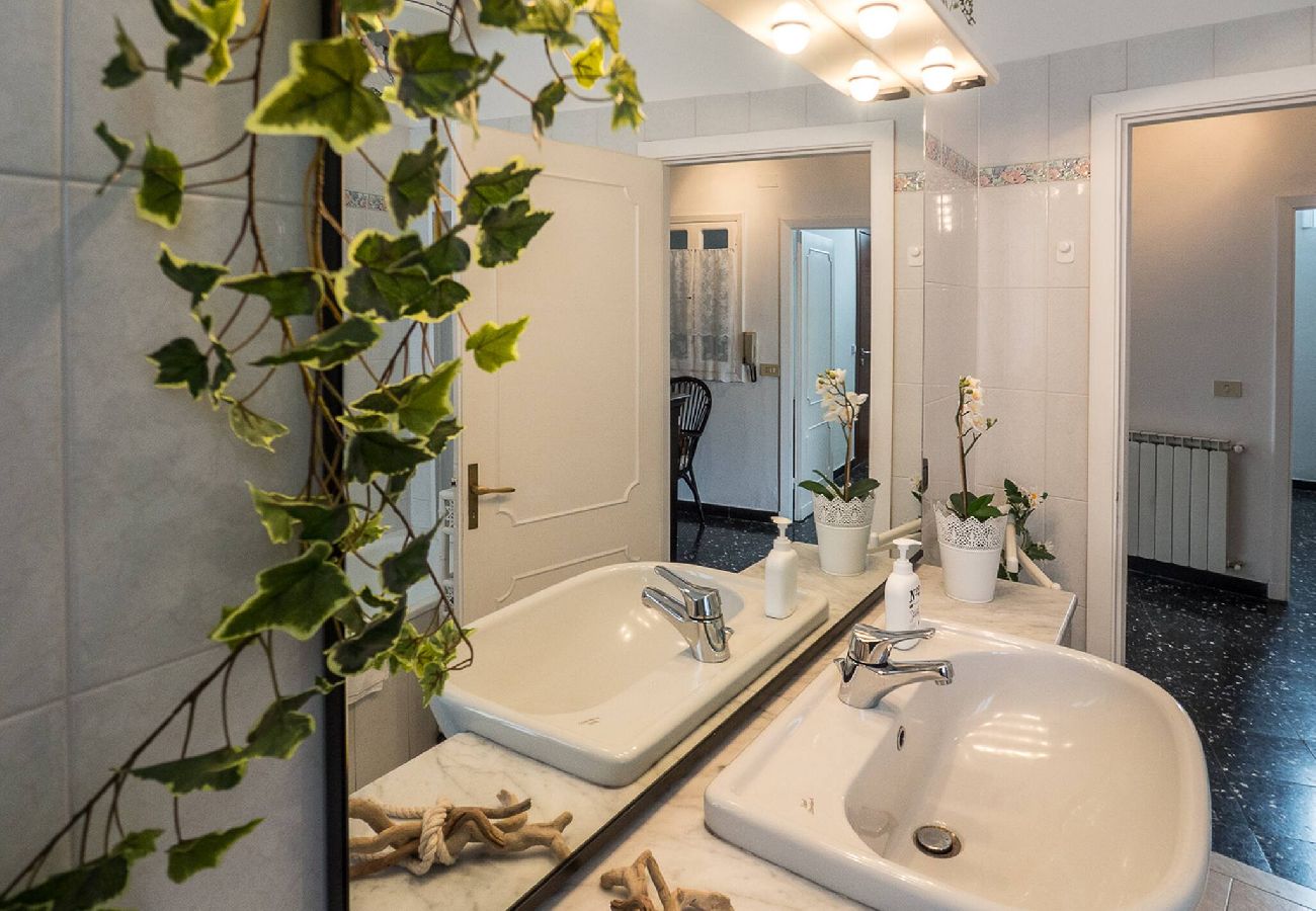 Apartamento em Vernazza - Recanissu Apartment with Balcony & AC