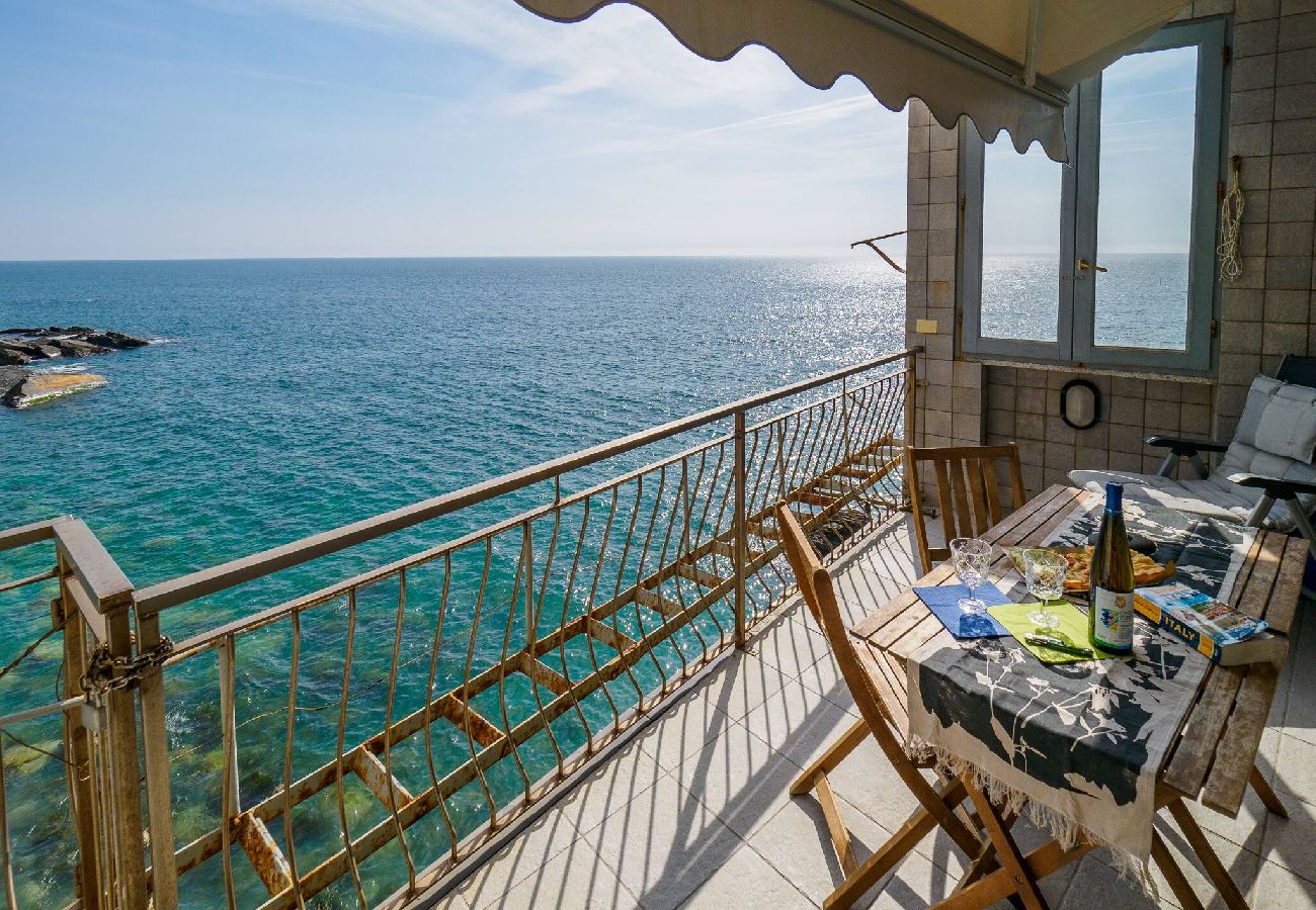 Apartamento em Vernazza - Unda de Ma Apartment with AC & Sea View Balcony